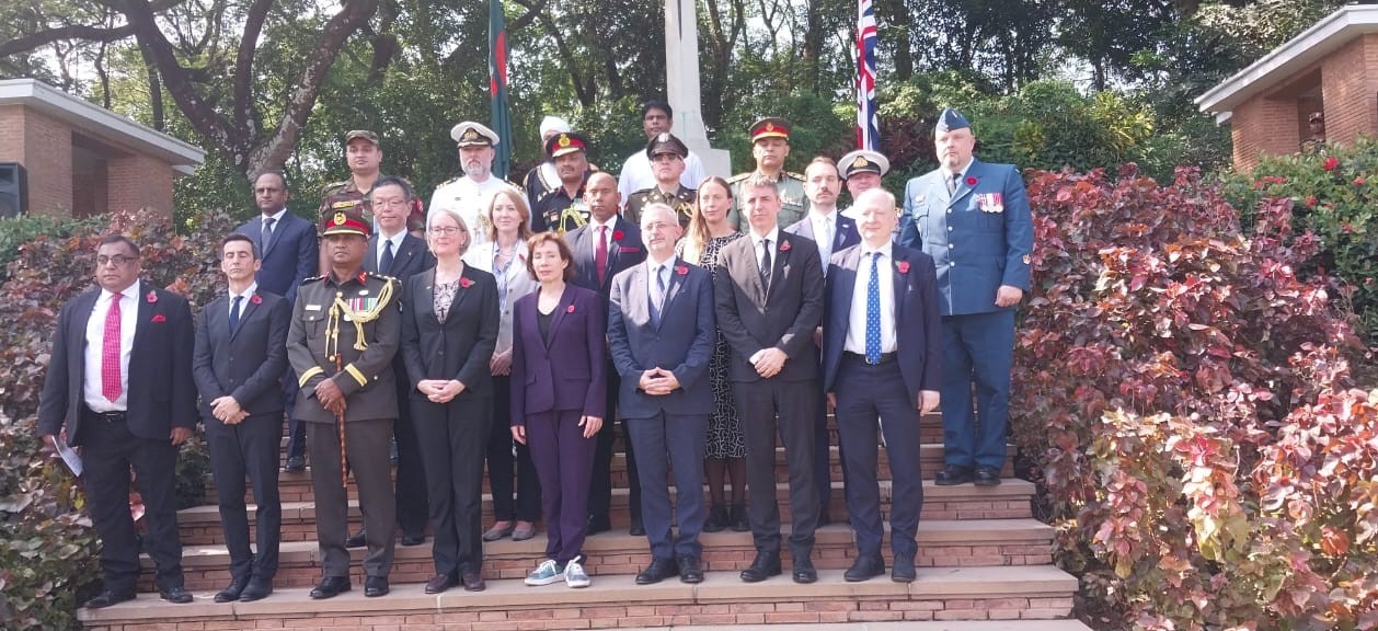 ময়নামতি কমনওয়েলথ যুদ্ধসমাধিতে শ্রদ্ধা জানিয়েছেন আট দেশের রাষ্ট্রদূত, হাইকমিশনার ও প্রতিনিধিগণ